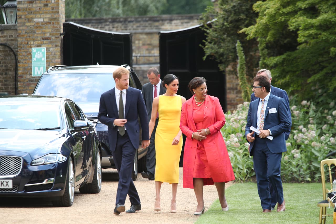 Durante el evento, el 
<b><a href="https://www.univision.com/estilo-de-vida/bodas/el-principe-harry-y-meghan-markle-ya-son-los-duques-de-sussex-como-se-anticipo">príncipe Harry y su esposa</a></b> se mostraron relajados. Caminaron tomados de la mano y, en ocasiones, conversaron con esa cercanía y complicidad de los enamorados. Claro, la reina 
<b><a href="https://www.univision.com/entretenimiento/leccion-aprendida-meghan-markle-se-tapa-los-hombros-para-su-evento-oficial-al-lado-de-la-reina-isabel-ii">Isabel II</a></b> no estaba presente.