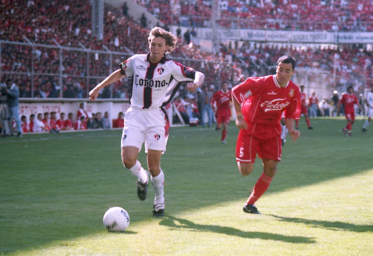 <b>Verano 1999</b>
<br>- Primera Final de torneos cortos en la historia del futbol mexicano que se definió desde el punto penal.En la ida el resultado fue un frenético empate a tres anotaciones donde los escarlatas ganaban 1-3 en el Jalisco y se empató.
<br>- Para la vuelta, nuevamente los Diablos Rojos ganaban 2-0 y con anotaciones de Hugo Castillo y Miguel Zepeda, el encuentro tuvo que decidirse en penales.