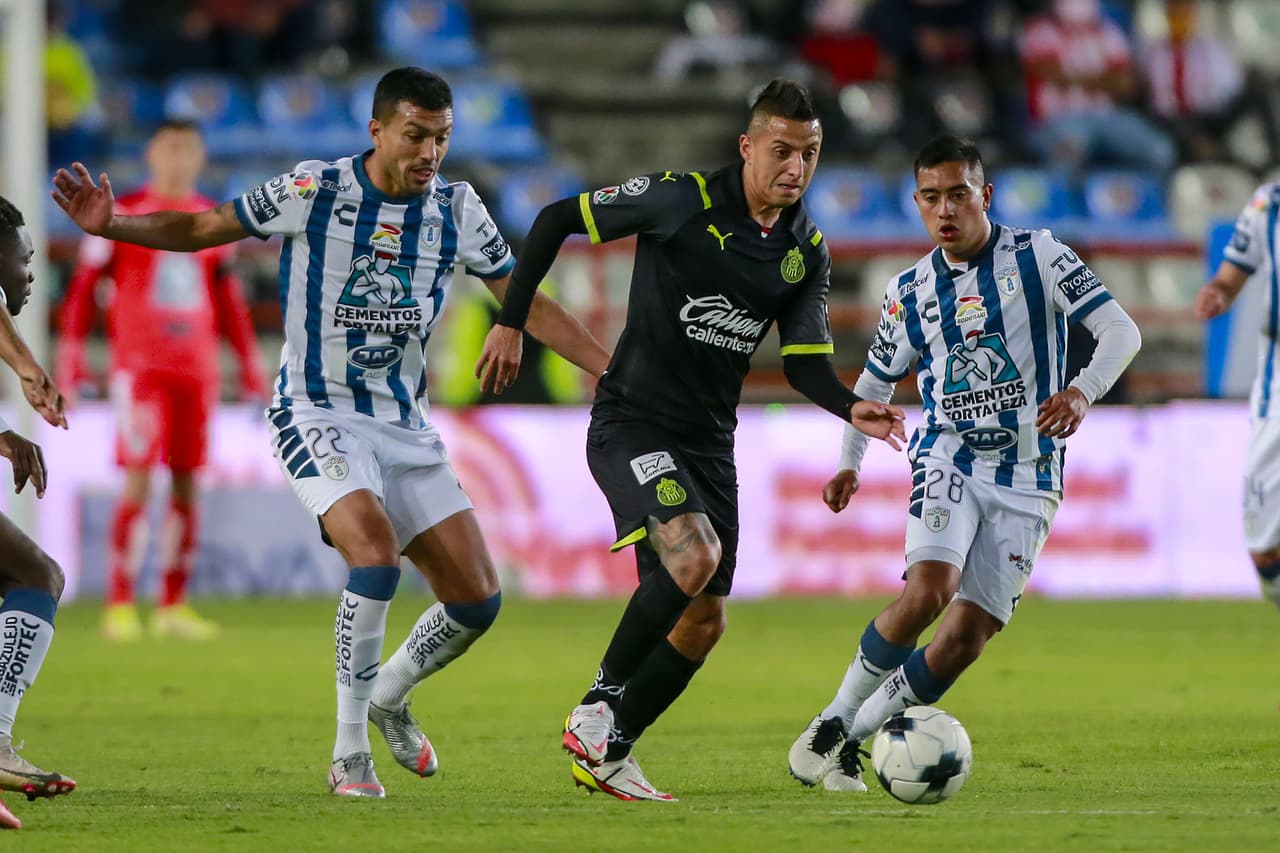 El Pachuca consiguió su segunda victoria del torneo tras vencer por 2-1 a las Chivas. Los Tuzos aprovecharon un grave error del 'Tiba' Sepúlveda y Raúl Gudiño para marcar el segundo tanto después de que Víctor Guzman hiciera el primero. Los rojiblancos reaccionaron con un gol de Ángel Zaldívar por la vía del penal, pero no fue suficiente.