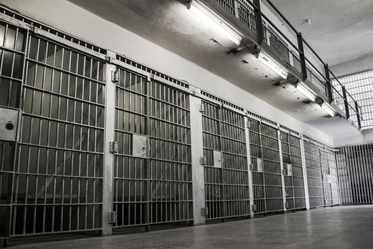 Un guardia carcelario es acusado de ofrecer informes de buena conducta a reclusos a cambio de sexo oral  