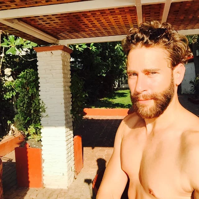 A pesar de contar con una carrera musical propia, Carlos de la Mota aparece solo unos instantes en el videoclip de Mariana Seoane.