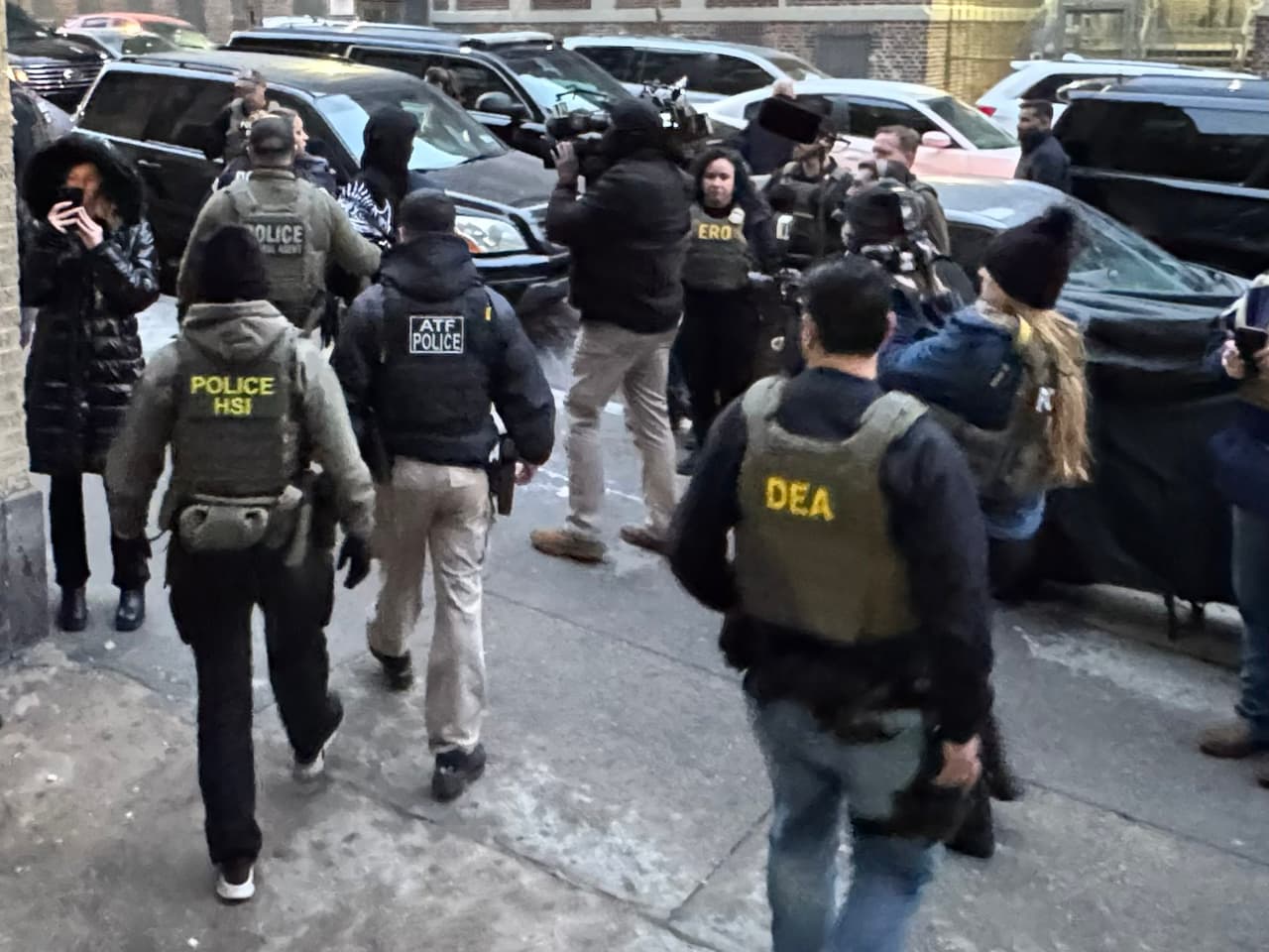 La primera incursión ocurrió alrededor de las 6:00 de la mañana en un complejo departamental de 
<b>Ogden Avenue en High Bridge</b>.
<br>