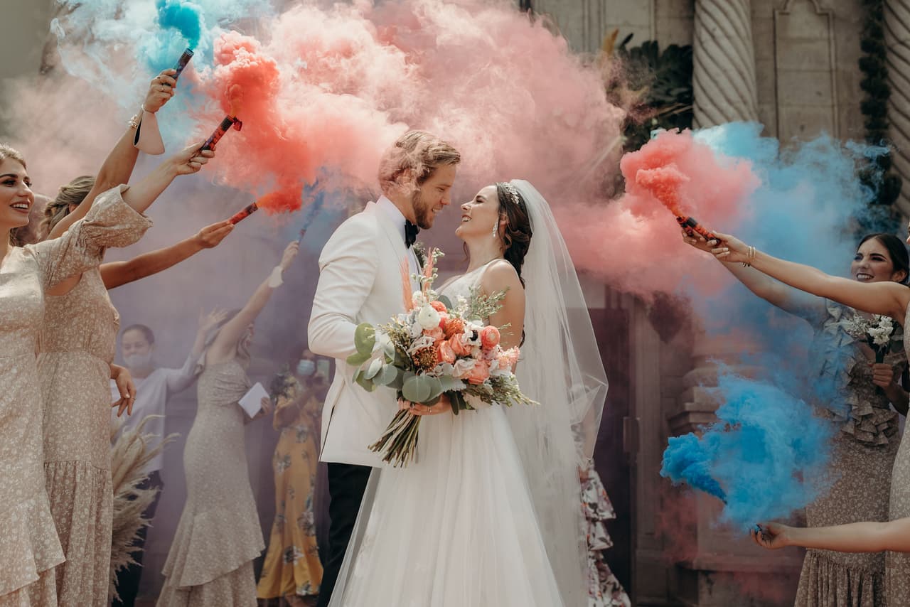 La pareja es rodeada por el humo rojo y azul que fue lanzado por las damas de honor, finalista en la categoría ‘captura única’.