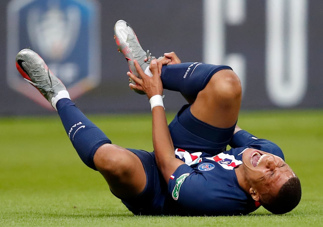 Medios franceses afirman que Mbappé sufrió un esguince en su tobillo derecho.