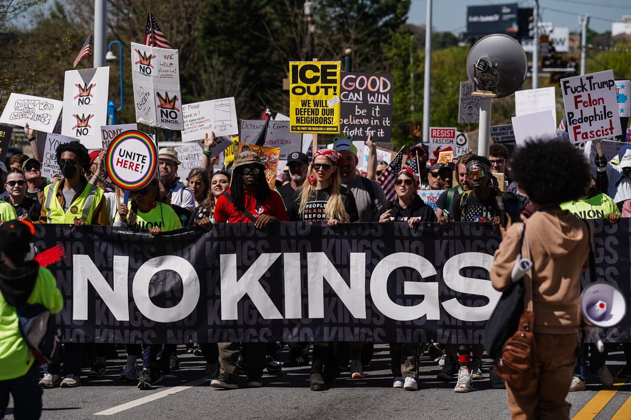 "El poder pertenece al pueblo, no a los reyes”, es parte del potente mensaje de No Kings en Atlanta y en más de 3 mil movilizaciones de este 28 de marzo.