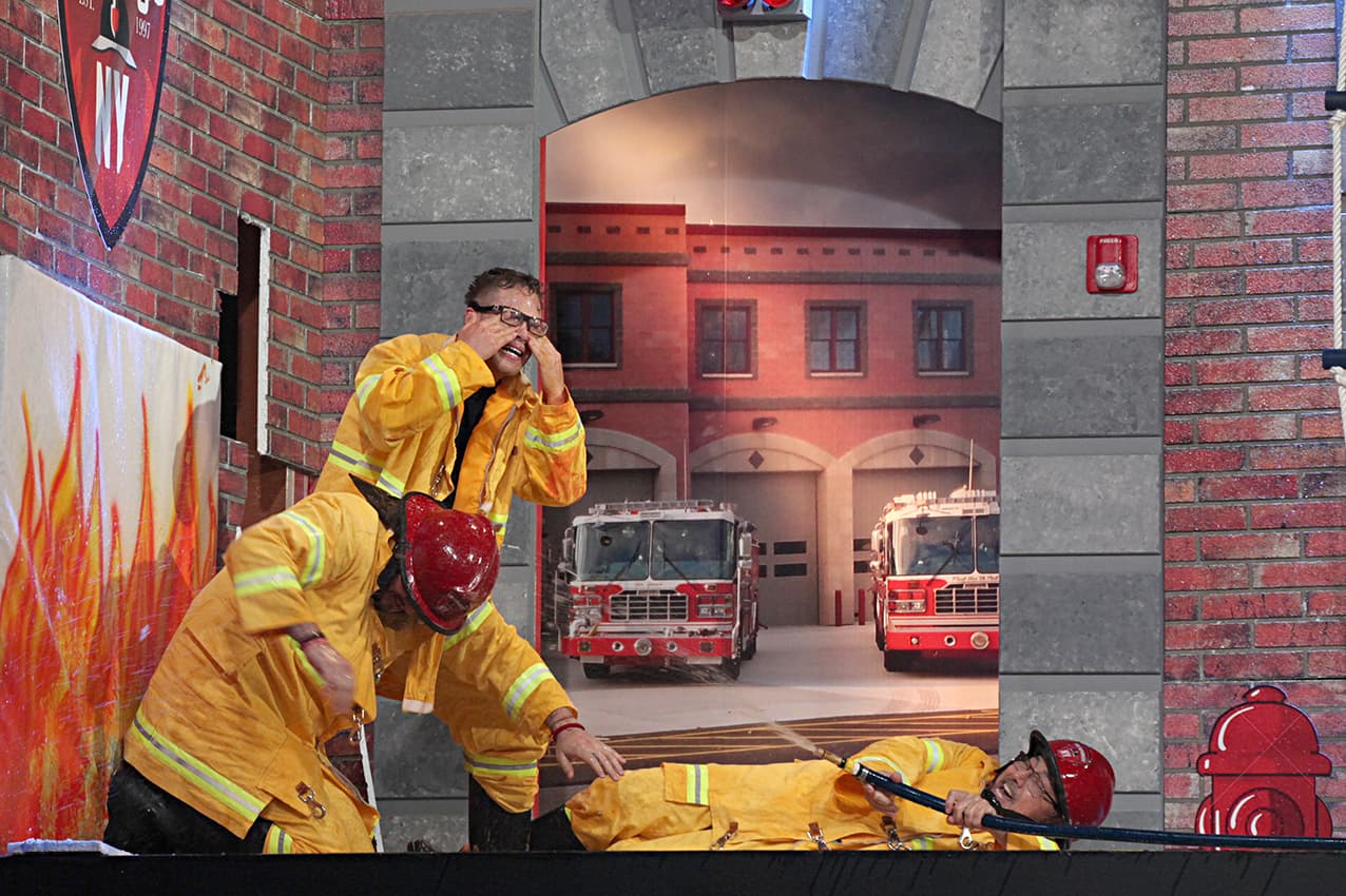 En este primer 'Escenario inclinado' de este programa presentaron el sketch llamado 'Escuela de Bomberos' en el que Ricardo Fastlicht entrenó a sus aprendices Fernando Arau, Yurem y Paul Stanely para unirse al heróico grupo. Sin embargo, una fuga en la manguera de agua empezó a complicar las cosas, llevando al suelo a los bomberos.