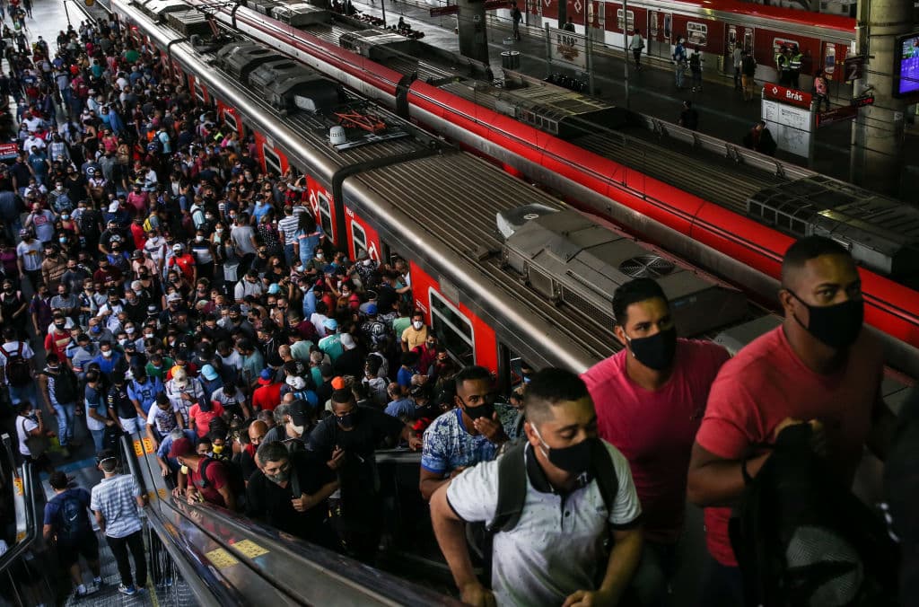 Brasil en uno de los países más azotados por la pandemia. El 8 de marzo se decretó el primer día de fase roja en Sao Paulo, Brasil, a causa de los elevados contagios de covid-19. Sin embargo, servicios como el metro de la ciudad vivió escenas como las que se ve en la imagen.