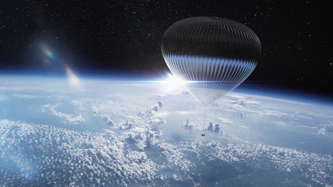 Un globo de alta tecnología elevará una cápsula con ocho turistas y dos tripulantes a 100,000 pies de altitud (casi 37 millas) en la estratosfera, para una experiencia que durará entre seis y 12 horas. El borde del espacio, 
<a href="https://www.nationalgeographic.com/science/article/where-is-the-edge-of-space-and-what-is-the-karman-line"><u> definido por la llamada línea de Kármán</u></a>, se encuentra a 62 millas de altura.