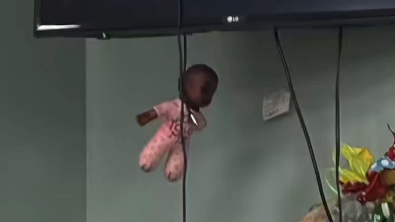 Maestra en Florida es despedida tras video de muñeca negra colgada en salón de clases
