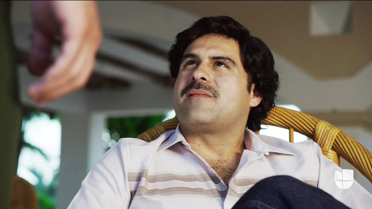 Escobar lo apresuró con su propuesta y le contó que no estaba satisfecho con el trabajo de Amado, quien estaba demorando por días la entrega de su mercancía.