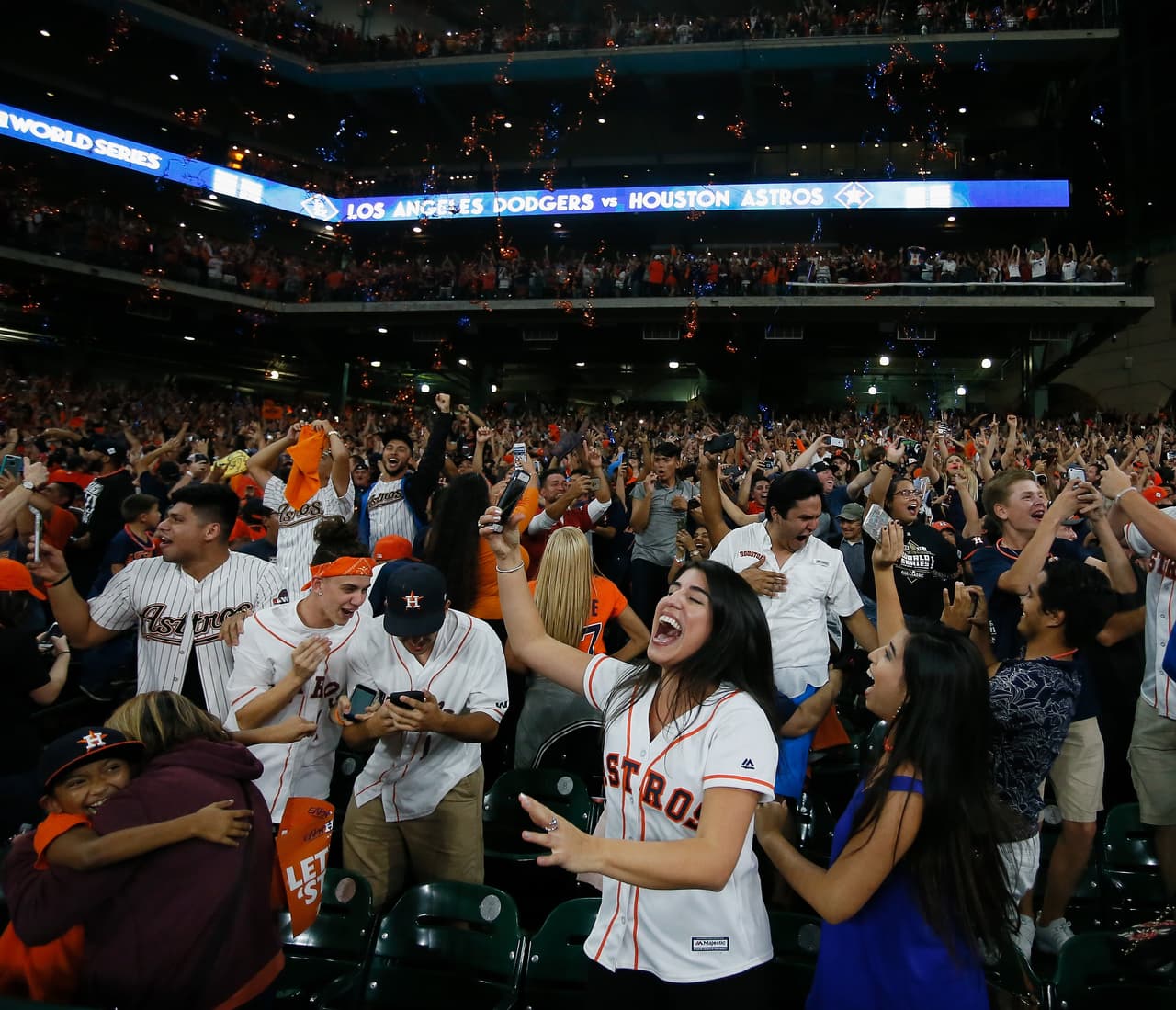 La alegría y emoción se tomó a los todos los hinchas de Houston Astros campeón de la Serie Mundial, entre los más jóvenes y algunas bellas mujeres, en una celebración gigante.