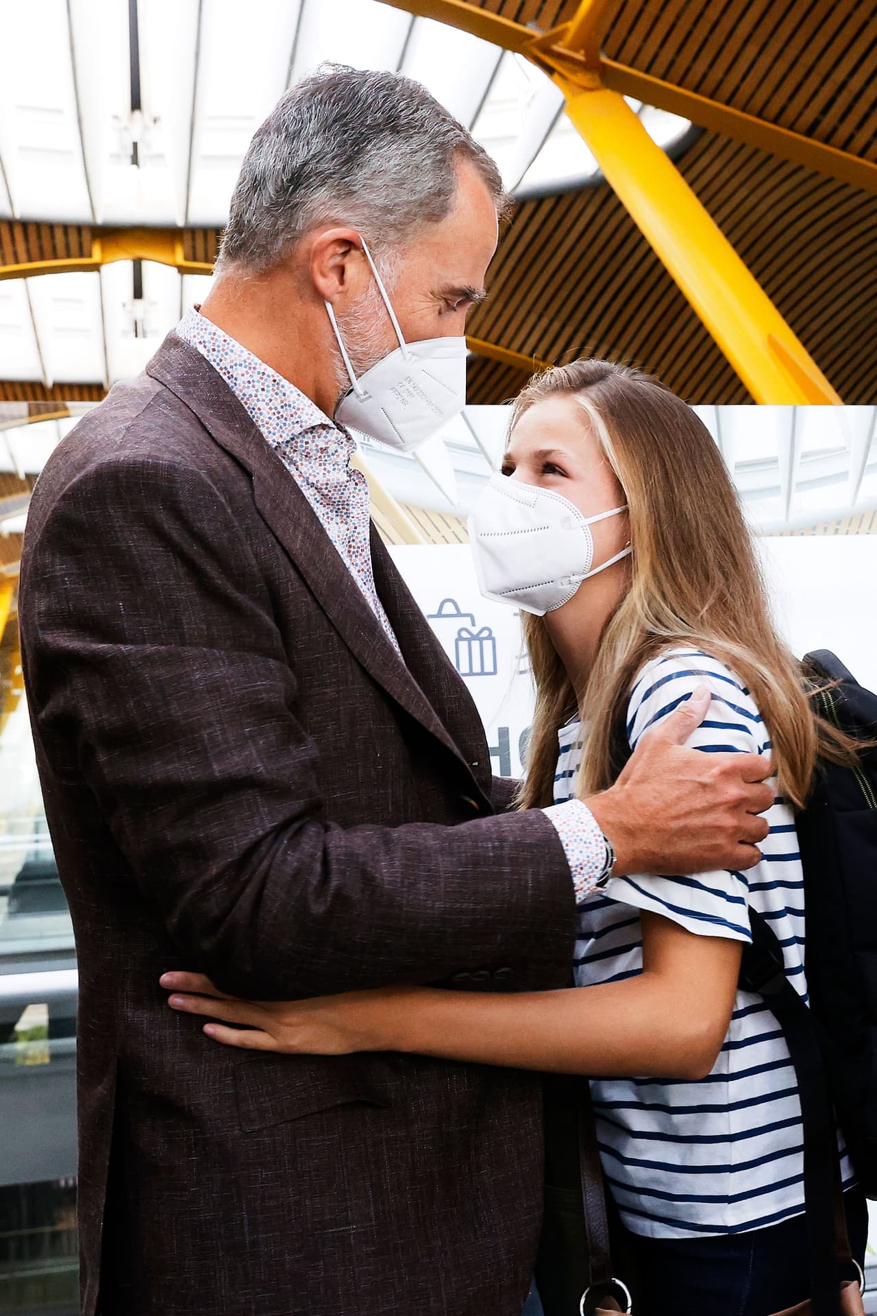 El rey Felipe y Leonor de Borbón y Ortiz intercambiaron miradas y se dieron un último abrazo previo a comenzar esta aventura educativa que la ayudará a formar su futuro como próxima a tomar la corona.