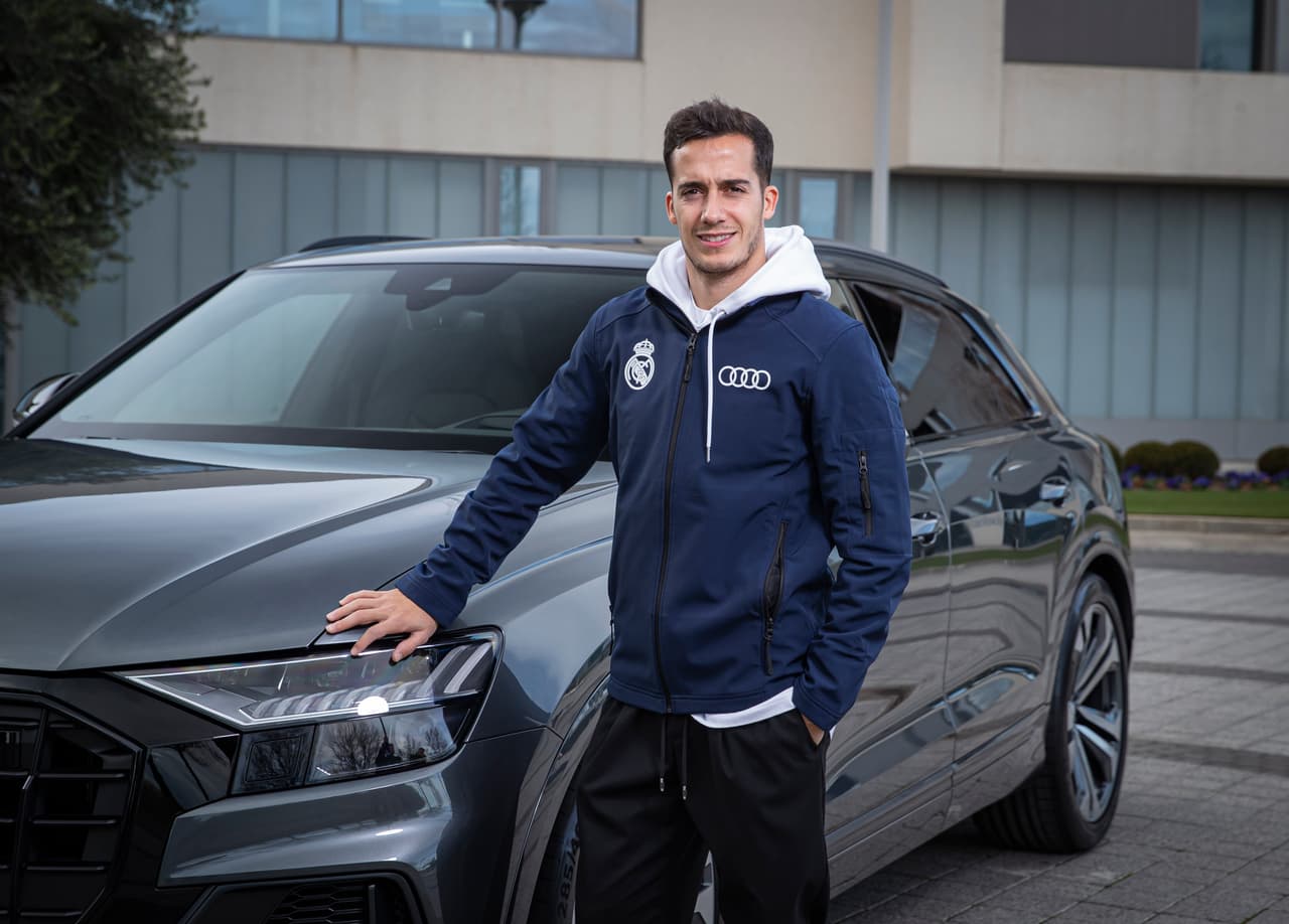 <b>Lucas Vázquez</b> a la par de su nueva Audi Q8 50 TDI de color Gris Daytona.