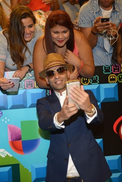 Nos encantan los selfies. We can't get enough of them! Y si no, pregúntenle a los que desfilaron la alfombra de Premios Juventud.