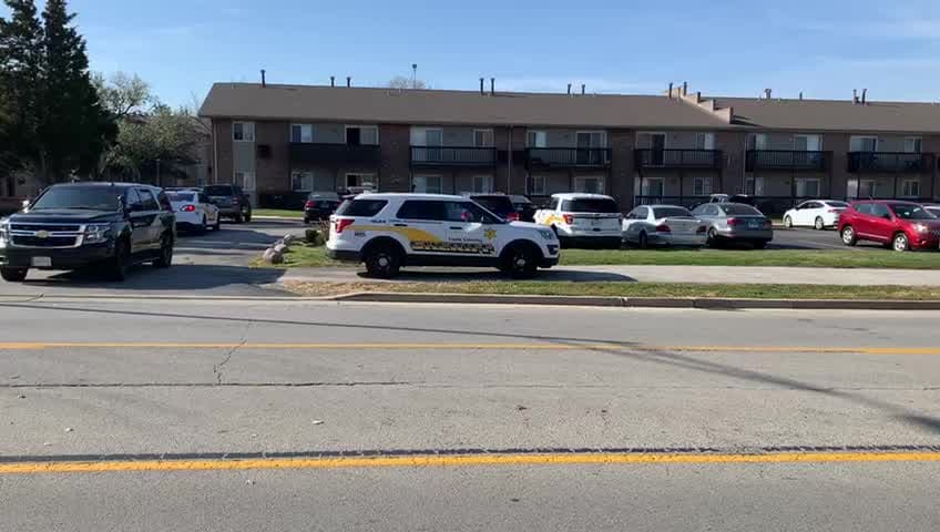 Miembros de la policía de Oak Forest y del condado de Cook rastrean un complejo de apartamentos donde supuestamente se detectó la última señal del teléfono celular de Vanessa Ceja, la joven de 22 años que murió por estrangulamiento después de desaparecer en un sendero de Midlothian.