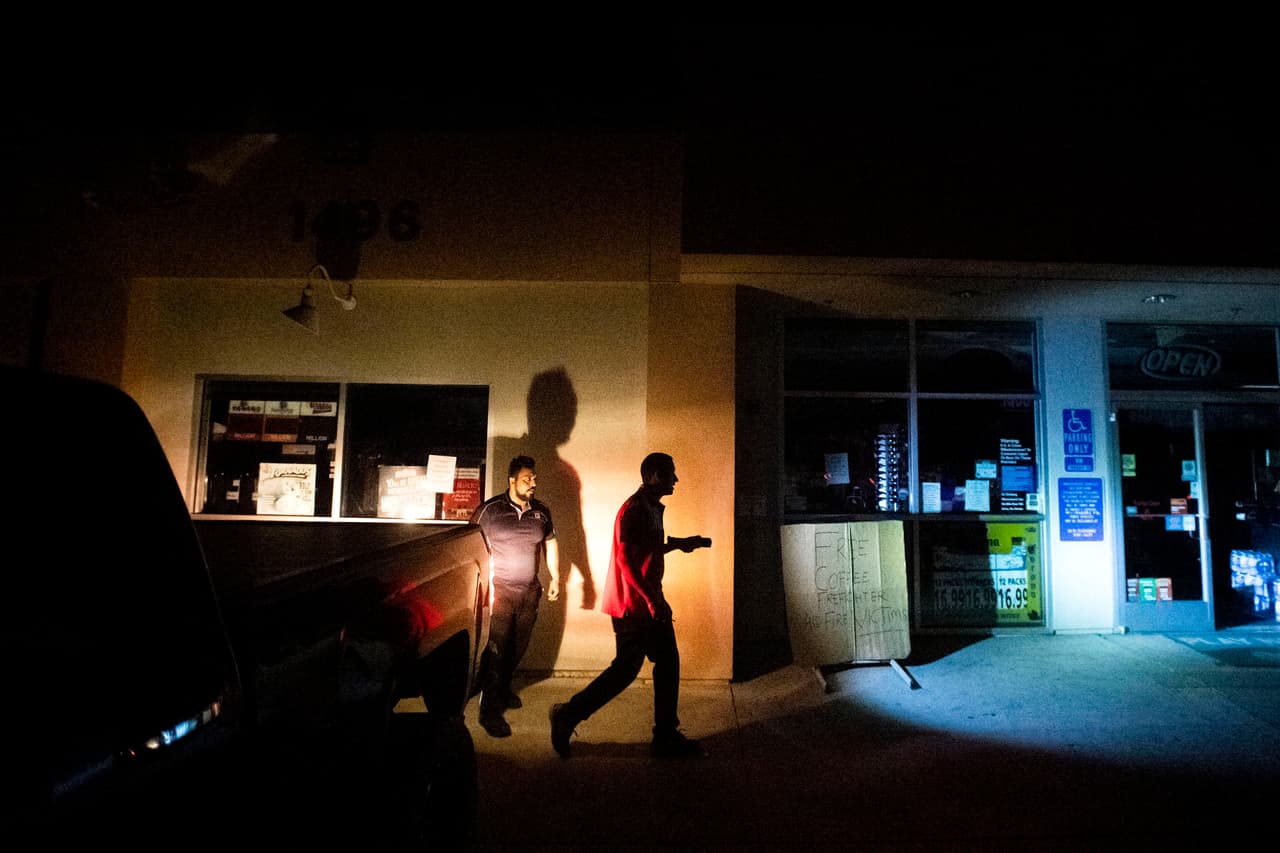 Para evitar la propagación de los fuegos, la compañía eléctrica PG&E puso en marcha 
<a href="https://www.univision.com/local/san-francisco-kdtv/tercera-ronda-de-apagones-masivos-dejara-sin-luz-a-940-000-casas-y-negocios-en-el-centro-y-norte-de-california" target="_blank">una tercera ronda de apagones masivos</a> que dejó sin energía a 940,000 casas y negocios en 
<a href="https://www.univision.com/local/san-francisco-kdtv/mapa-de-apagones-en-california-descubre-si-tu-casa-es-una-de-las-850-000-que-se-quedara-sin-luz-este-fin-de-semana" target="_blank">38 condados del centro y norte de California</a>.