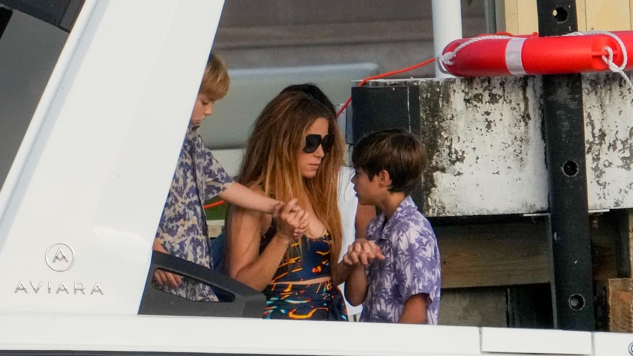 Shakira paseó en yate junto a sus hijos el pasado fin de semana mientras Piqué aparecía en nueva foto con Clara Chía Marti.