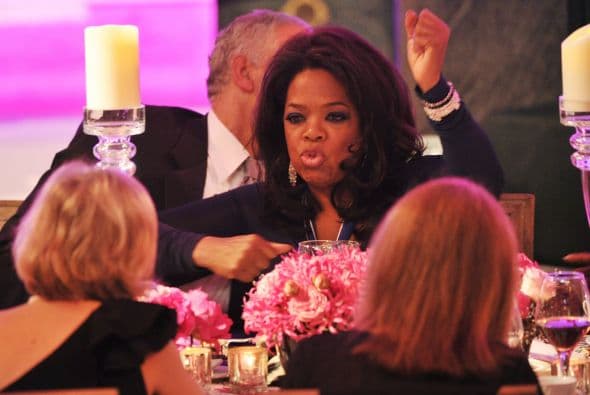 Oprah pasándola bien en una cena.