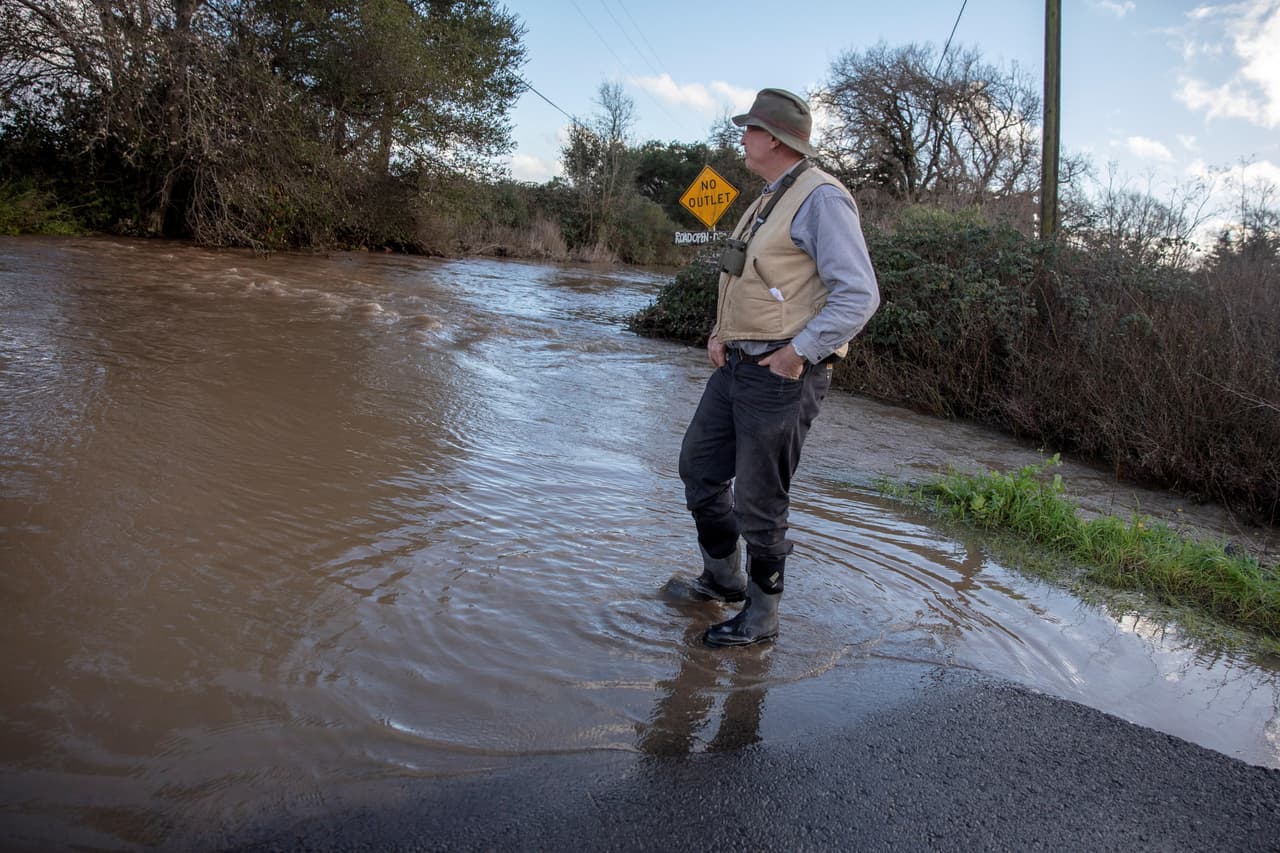 Vista de las inundaciones en Schellville. "Hemos hecho varios rescates en el agua durante todo el día, creo que hoy nuestro helicóptero hizo una docena", dijo a la agencia AP el portavoz de CalFire Richard Cordova. "No habíamos visto lluvias como estas en 10 años".