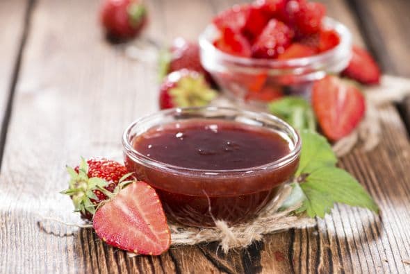 Paso a paso. Cocina ½ taza de cebolla y ajo picado, con dos tazas de fruta picada (puede ser tomate, fresa, mango, papaya, etc.).