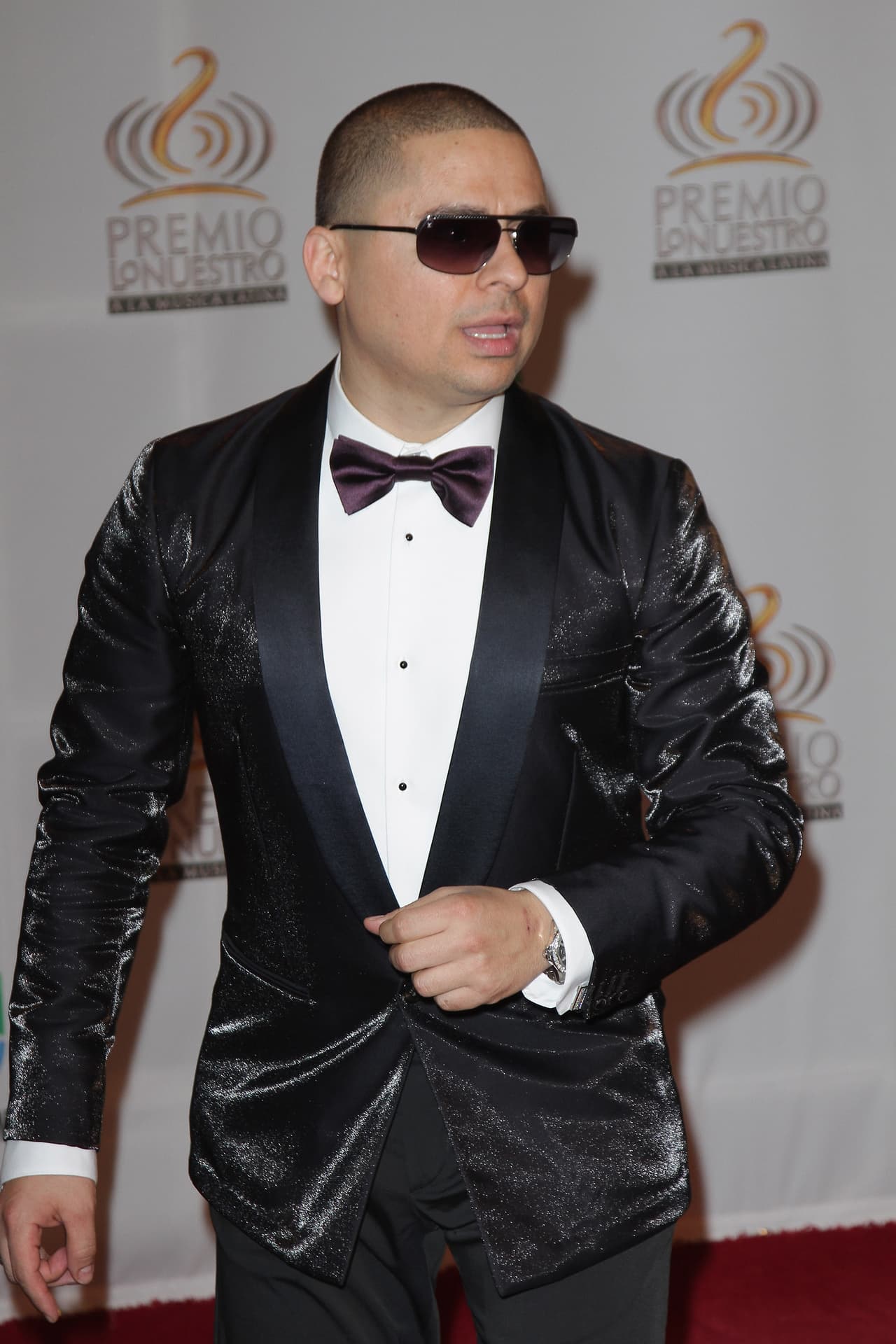 En la entrega de Premio Lo Nuestro 2012, Larry Hernández se llevó el galardón al artista banda del año y cantó su sencillo 'Ya me cansé'.