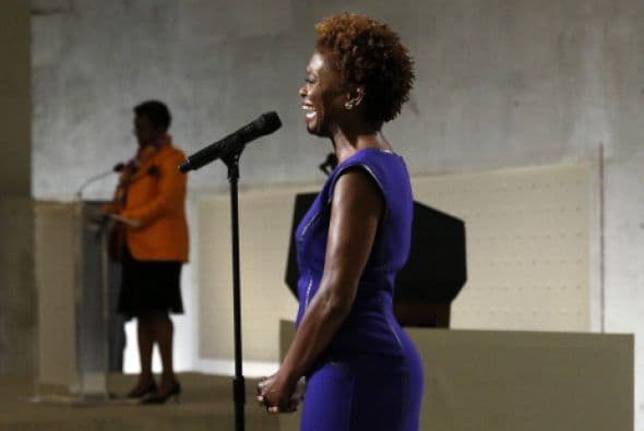 LaChanze llora mientras canta "Amazing Grace" decicada a su marido.