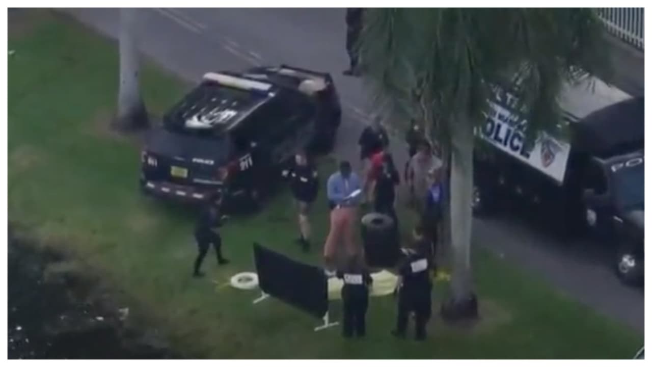 El cadáver de un hombre fue hallado en un canal cerca de la cuadra 1800 en South Glades Drive en North Miami Beach