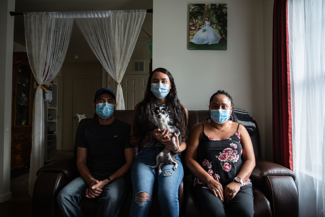 Casi la mitad de la población de Siler City, Carolina del Norte, es latina. La ciudad también alberga la planta avícola Mountaire Farms, donde la mayoría de los trabajadores son latinos. El código postal se encuentra entre los que más casos de latinos con covid-19 tienen en todo el estado. Jose Rodriguez, un empleado de la planta, toma precauciones adicionales con su familia mientras está en casa. Carolina del Norte lidera la nación con brotes en plantas avícolas, aunque el departamento de salud estatal no ha publicado la información con los nombres de las compañías y sus ubicaciones.