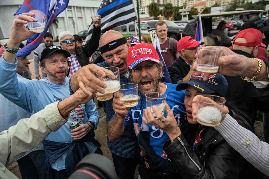 Un brindis de un grupo de seguidores de Trump en Miami.
