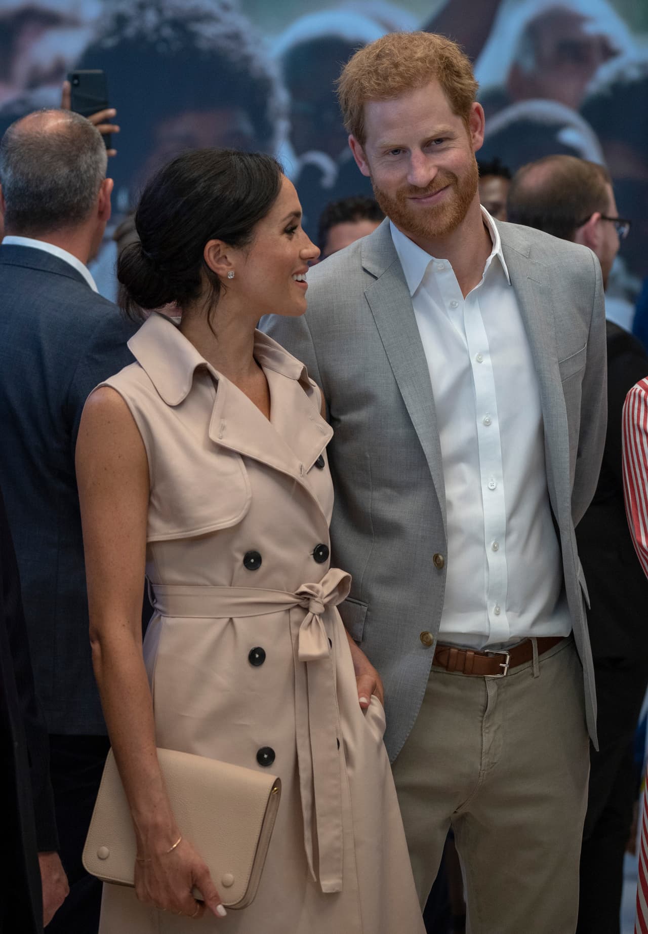 Como accesorios, Meghan llevó en la mano un delgadísimo 
<a href="https://zofiaday.myshopify.com/products/open-diamond-cuff"><u>brazalete abierto de Zofia Day</u></a> en oro de 14k con diminutos diamantes pavonados en los extremos. ($1,200 dólares)