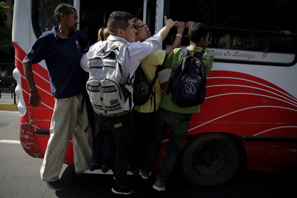 Un autobús en Caracas, en medio del apagón.