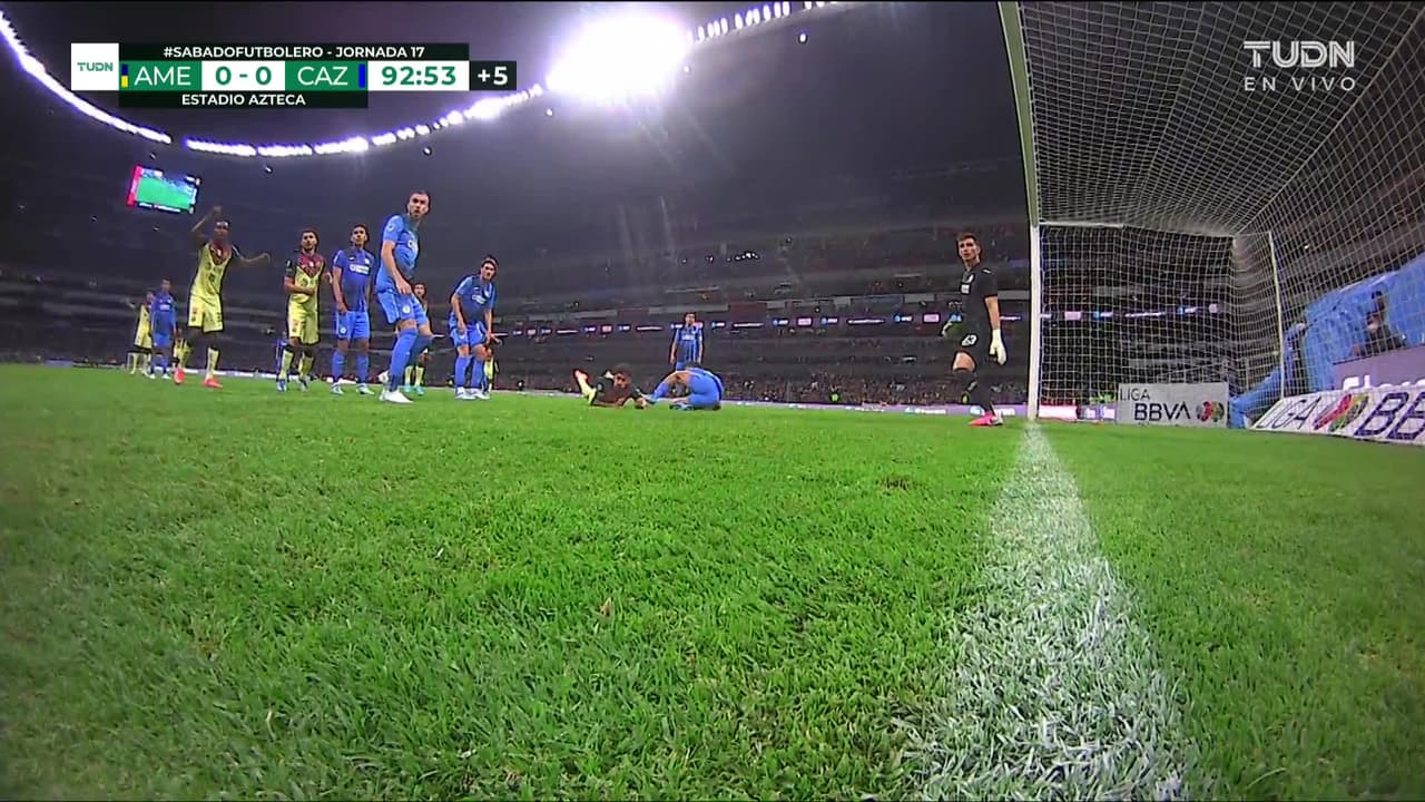 ¡CERCA! Bruno Valdez disparó que se estrella en el poste.