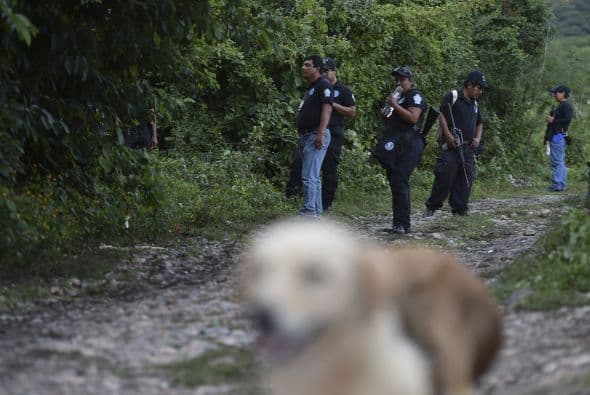 Algunos policías hacen guardia en Pueblo Viejo, en las afueras de Iguala,