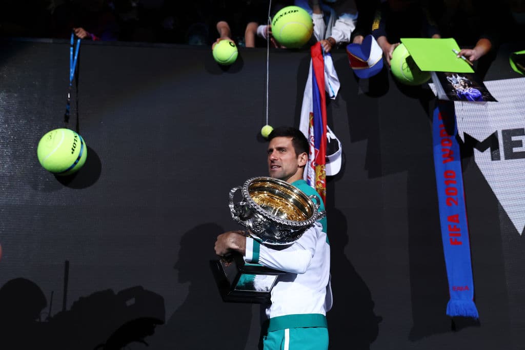 El serbio Novak Djokovic fulminó al ruso Daniil Medvedev al vencerle por 7-5, 6-2 y 6-2, en una final espectacular y demasiado corta, para levantar su noveno título del Australian Open y el tercero de forma consecutiva.