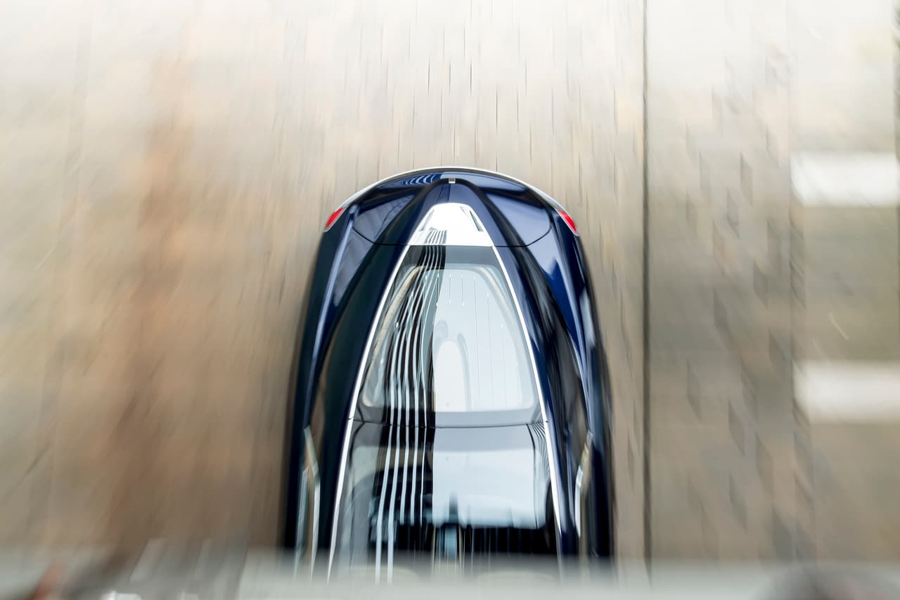 Inspirado en los hermosos autos de lujo los años 20 y 30, el cliente que conoce bien la historia de Rolls-Royce, buscó lograr un coupé de dos puestos con un gran techo de cristal panorámico. Yates clásicos y modernos fueron también fuente de inspiración.