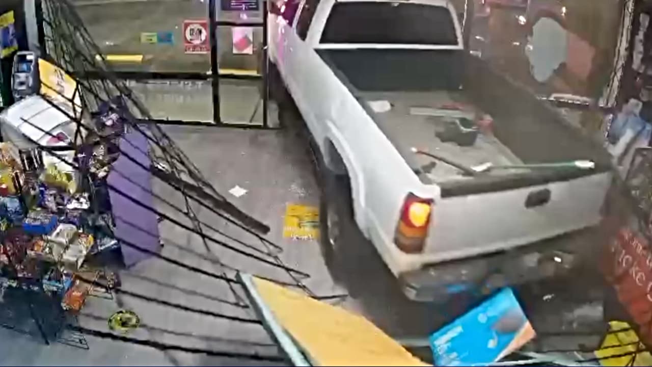 Sin freno la ola de robos en Los Ángeles: ladrones estrellan camioneta contra tienda de tabaco