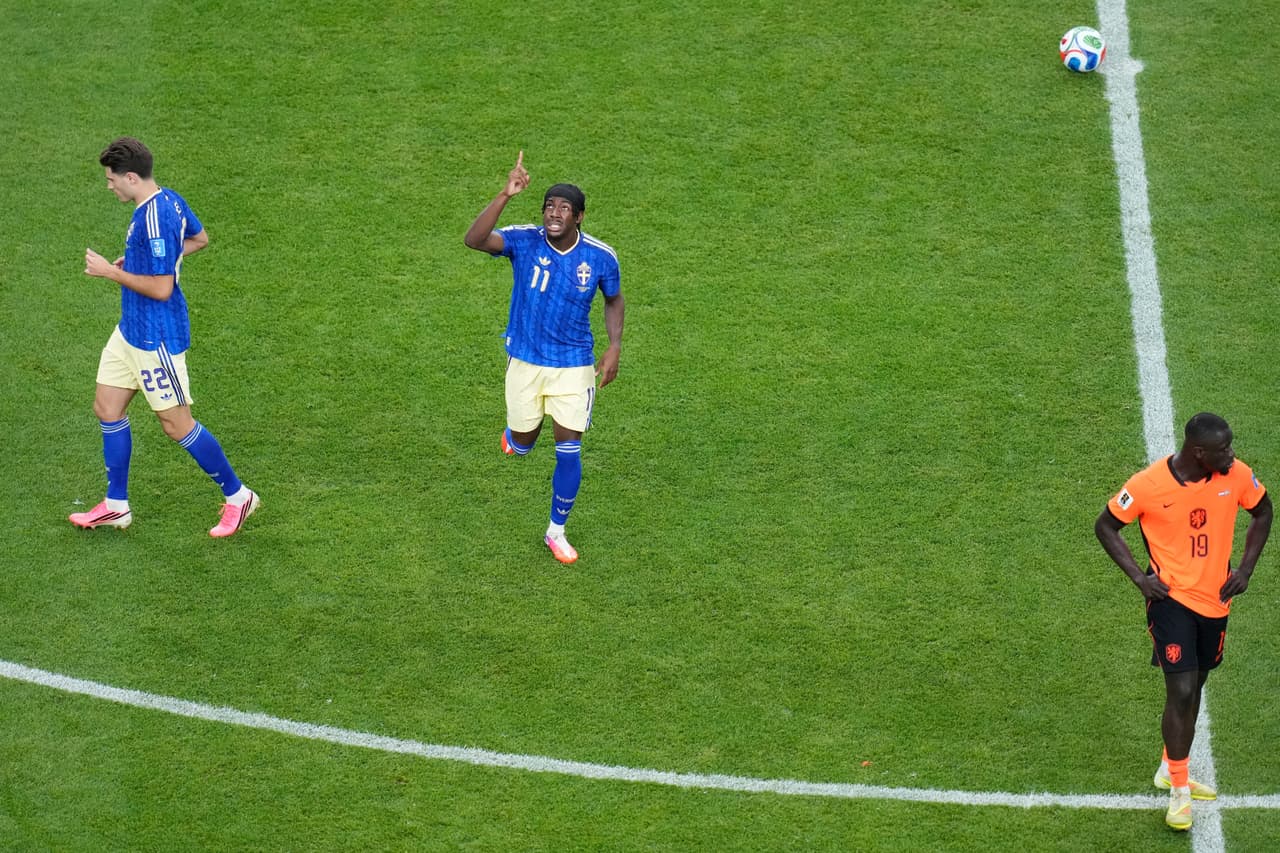 Anthony Elanga celebra el gol de Suecia.