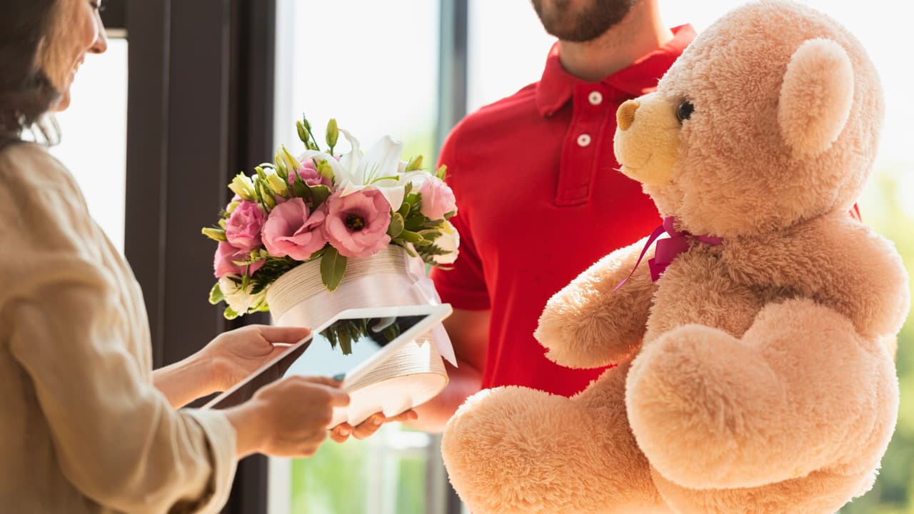 <h3 class="cms-H3-H3">Manejar con miedo </h3>
<br>Muchos repartidores indocumentados 
<b>conducen sin licencia o con documentos prestados.</b> Y viven con miedo. Una simple parada por no usar direccional puede llevar a la cárcel… o a deportación. Por eso,
<b> muchos cargan una libreta con teléfonos de abogados, instrucciones para el cuidado de sus hijos y planes de emergencia</b>. 
<br>ACLU de Texas recomienda: 
<br>
<b>No hablar sin un abogado. </b>
<br>
<b>No firmar documentos sin comprender su contenido.</b>