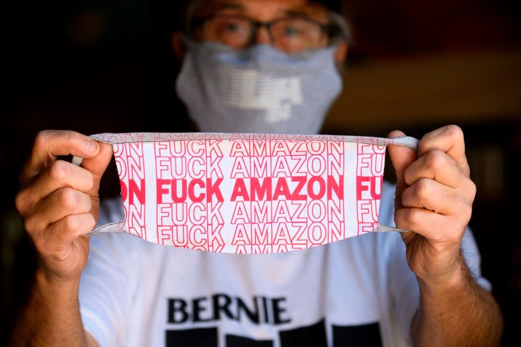 Quienes quieren sumarse a las protestas contra la mayor empresa de ventas por internet pueden encontrar esta mascarilla en la tienda de Wyatt. En los últimos días, empleados de 
<a href="https://www.univision.com/temas/amazon">Amazon</a> han protestado para exigir mayores protecciones en medio de la pandemia del coronavirus, lo que ha llevado a ausentarse en algunos puntos de sus trabajos. Jeff Bezos, director ejecutivo de la empresa, ha incrementado su fortuna en 24,000 millones de dólares tras la pandemia.
<br>