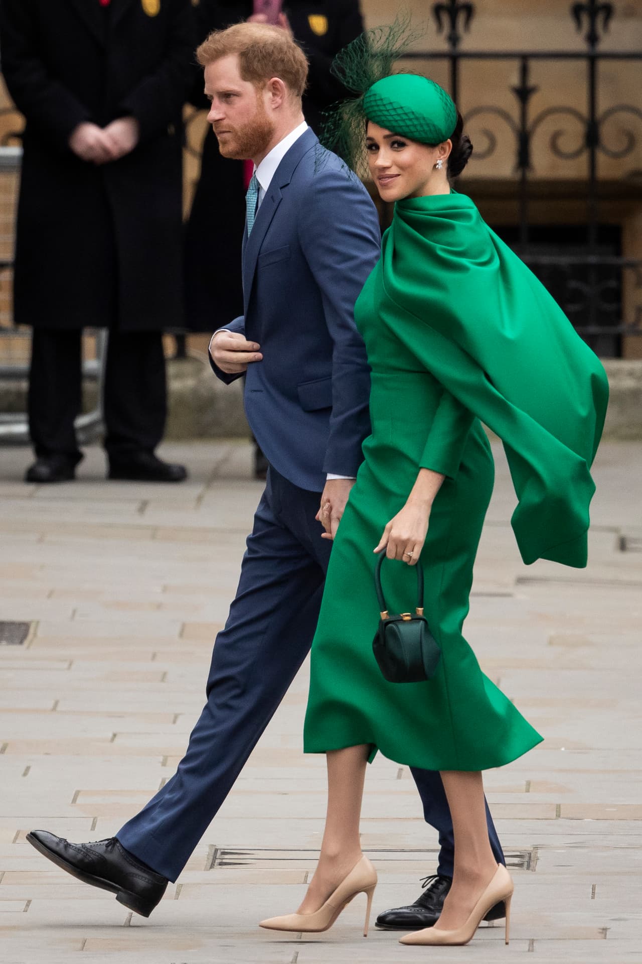 Markle lució un vestido verde de Emilia Wickstead con un tocado a juego de William Chambers, de acuerdo con una reseña de 
<b><a href="https://people.com/royals/meghan-markle-prince-harry-reunite-kate-middleton-prince-william-commonwealth-day/?utm_medium=browser&utm_source=people.com&utm_content=20200309&utm_campaign=491536" target="_blank">People</a></b>. 
<br>