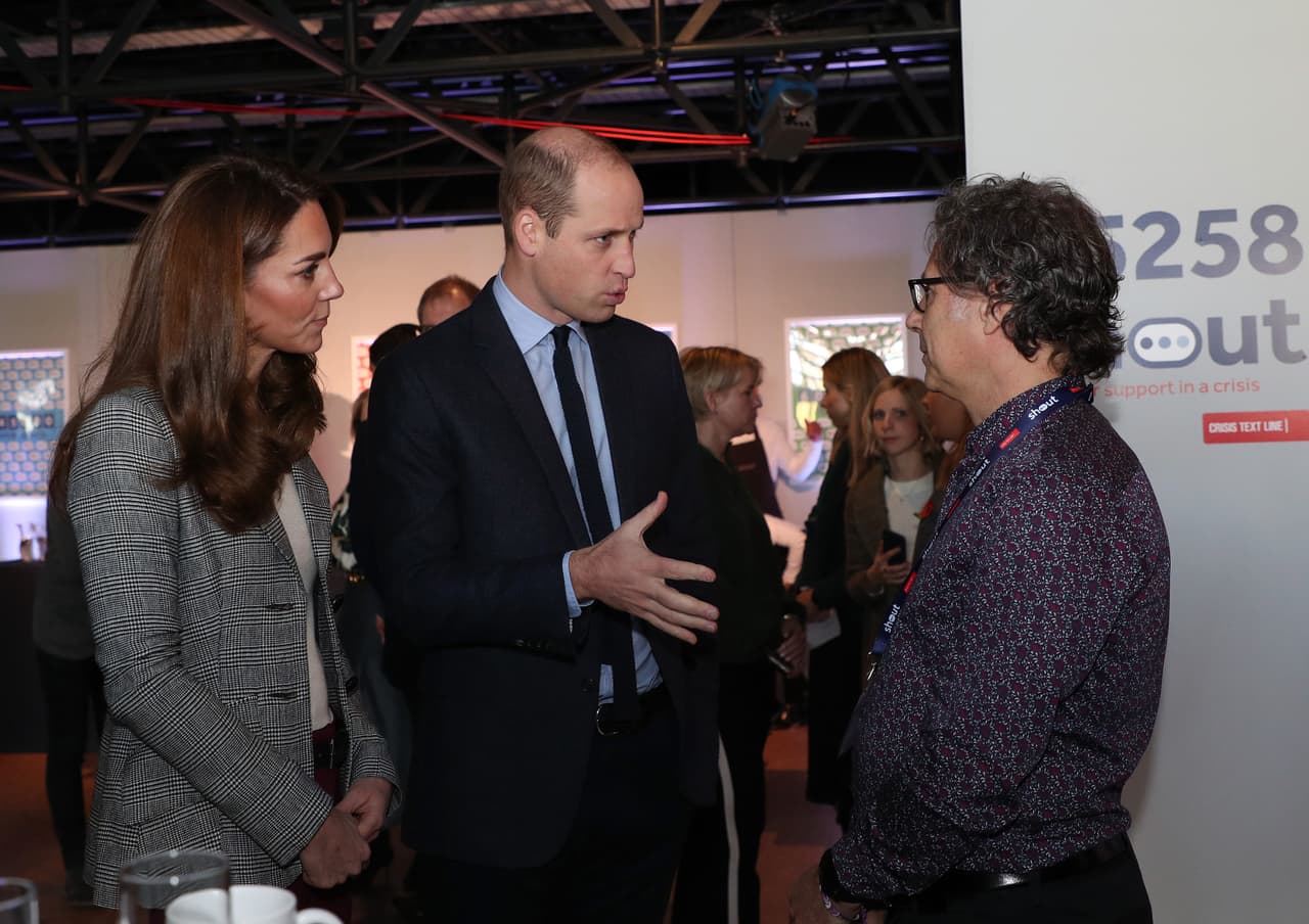 Los duques de Cambridge asistieron este martes a un evento en Londres donde se reunieron con voluntarios de Shout, un servicio que brinda atención a personas en crisis mediante mensajes de texto.