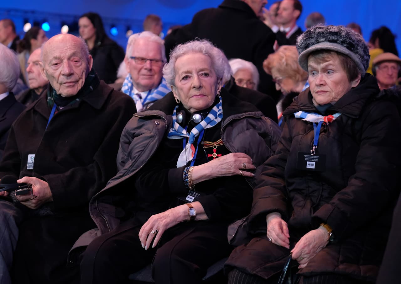 En la imagen se muestra a sobrevivientes y algunos familiares durante la ceremonia del 75 aniversario de la liberación del campo donde se calcula que los nazis mataron a un millón de personas.