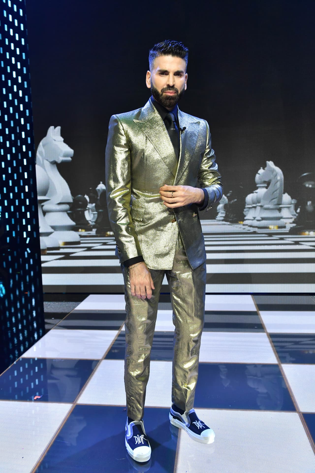 Pero en la gala cuatro no se quedó atrás con este traje dorado diseñado por Martín Polanco y que acompañó con unos zapatos azules Dior.