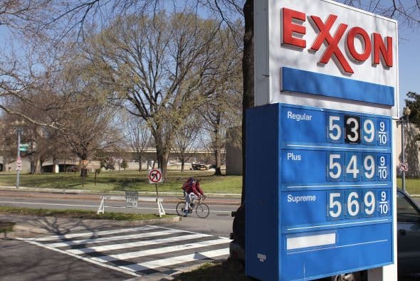 EXXON MOBIL- La mayor petrolera de Estados Unidos informó que en el primer trimestre del año ganó $9,450 millones, 11% menos que los $10,650 millones de la misma fecha de hace un año. Exxon atribuyó la reducción en sus ganancias a un descenso de la producción y a mayores costes.