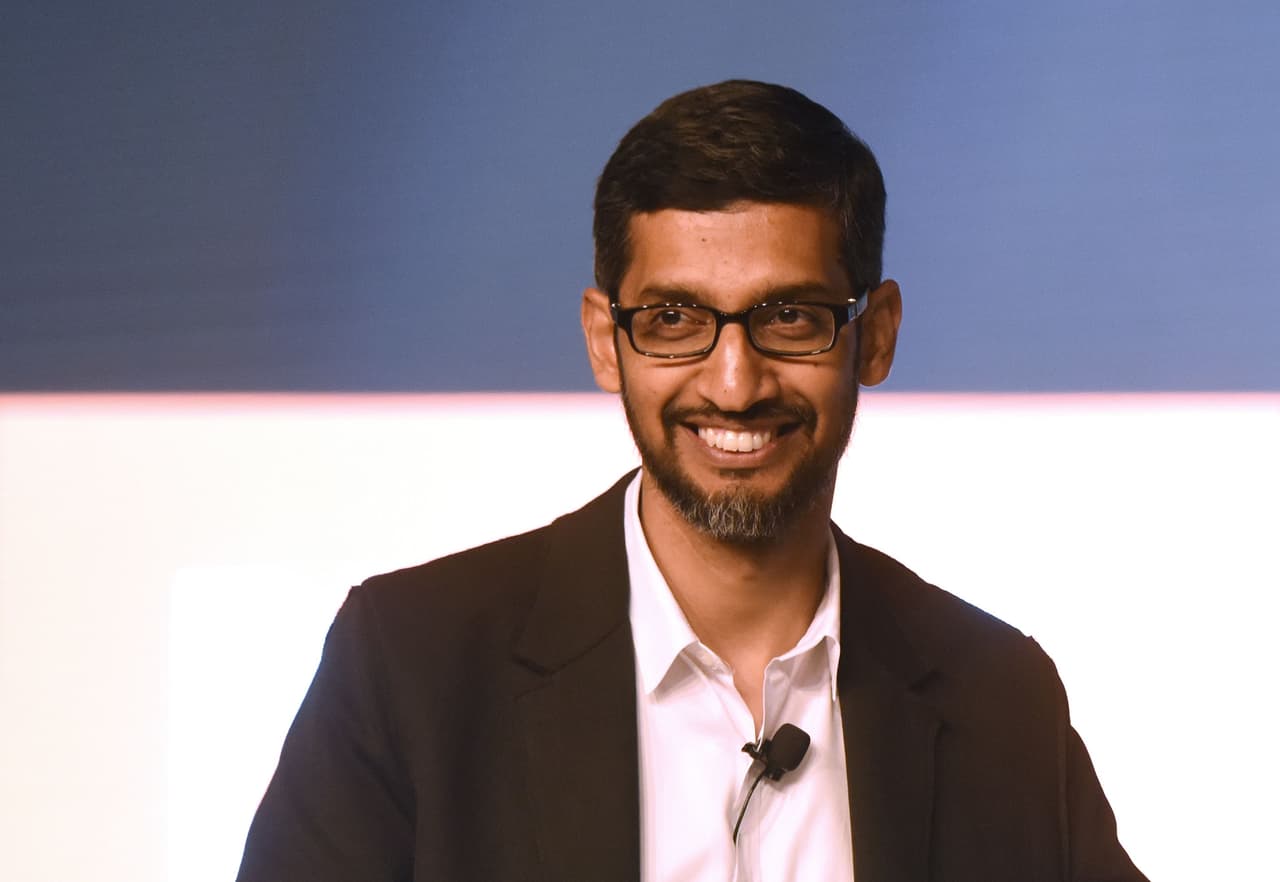 <b>1. Sundar Pichai (Alphabet / Google). Salario y compensación anual (2015): $100,632,102.</b>
<br>Pichai nació en Madurai, Tamil Nadu, India, y tiene 44 años. Dirige al gigante Google empresa a la que llegó en 2004 y tras 11 años de carrera ascendente, en agosto de 2015 Pichai se convirtió en director ejecutivo de Google, subsidiaria de Alphabet.