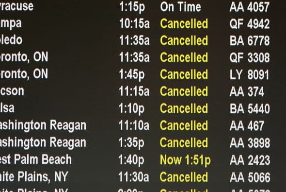 Se calcula que entre el domingo y el jueves, más de 18,700 vuelos fueron cancelados en Estados Unidos, y como resultado, casi medio millón de pasajeros quedaron varados o tuvieron que cambiar sus planes de viaje.
