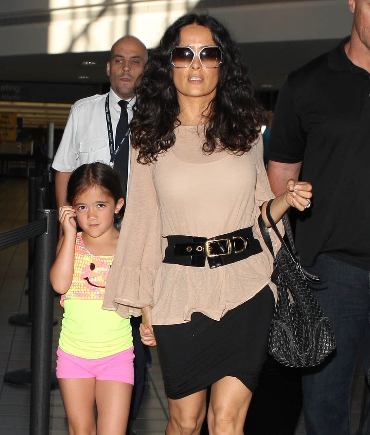 Al no ver respuesta de la madre, Salma tomó a su hija y se marchó del lugar con un "nudo en la garganta".