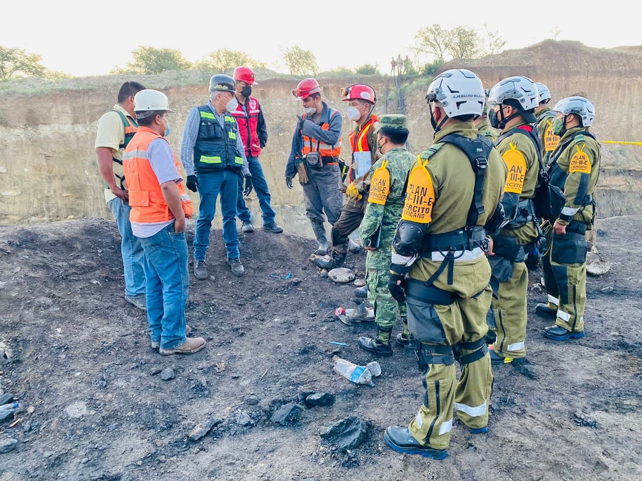A pesar de los esfuerzos para el rescate, la Secretaría del Trabajo y Previsión Social (STPS) de México informó este domingo 
<a href="https://twitter.com/STPS_mx/status/1401560220996976642?s=20" target="_blank"><b>el rescate de la cuarta víctima de los siete mineros, </b></a>mientras se mantiene la esperanza de encontrar con vida a los trabajadores restantes.