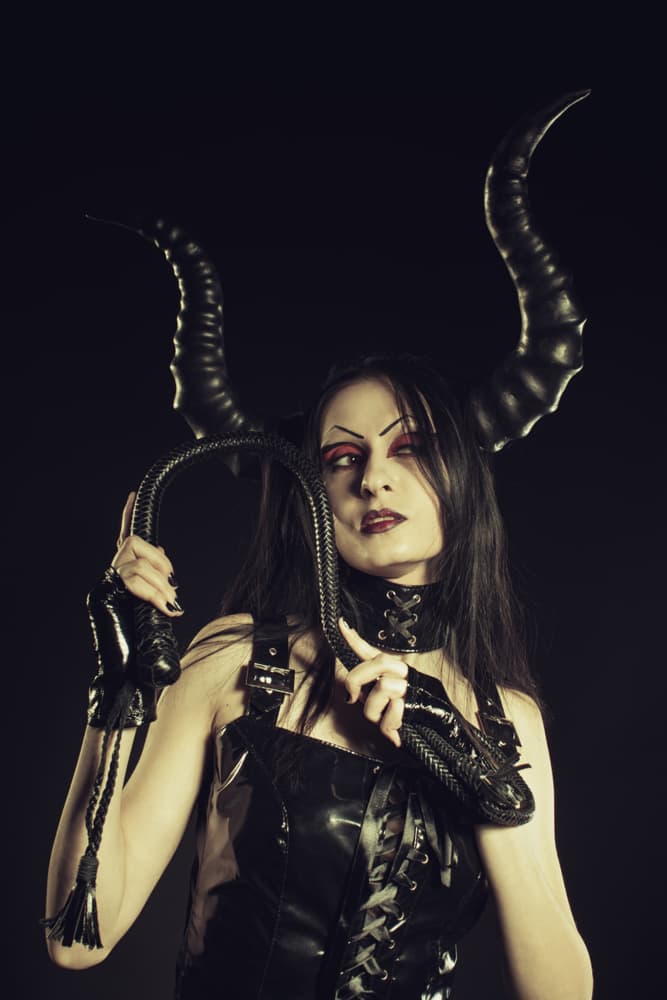 Según el mito, tanto súcubos como íncubos se esconden tras esta seductora fachada para atraer y tentar a todo mortal que se cruzan en su camino. Con sus dotes sexuales y gran presencia y carisma dejan hipnotizados a quienes gusten para convertirlos en sus víctimas.