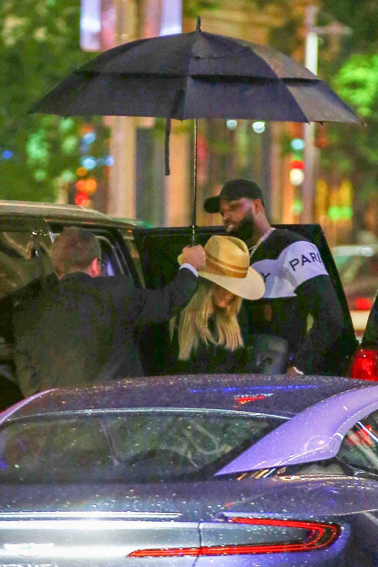 De acuerdo con el informante, para Khloé fue difícil tomar la decisión de romper con Thompson, ya que éste 
<b><a href="https://www.univision.com/famosos/khloe-kardashian-asegura-que-tristan-la-presiono-para-que-lo-perdonara-despues-de-que-el-le-fue-infiel-fotos" target="_blank">se estaba esforzando por recuperarla</a></b>.